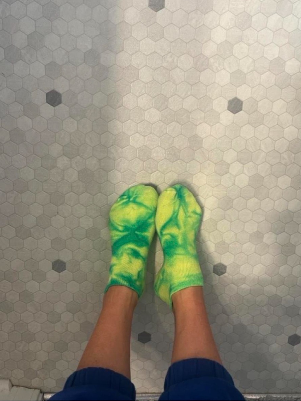 HUE Neon Green Tie-Dye Bath Mat Socks